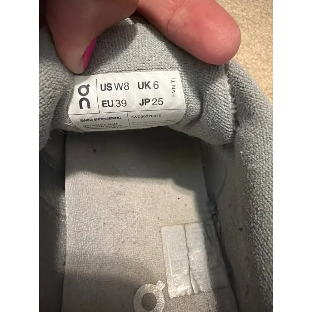 On cloud 5 terry sneakers size 8